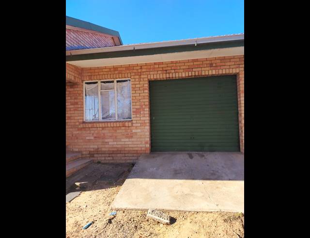 3 BEDROOM FREEHOLD FOR SALE IN LENNOXTON